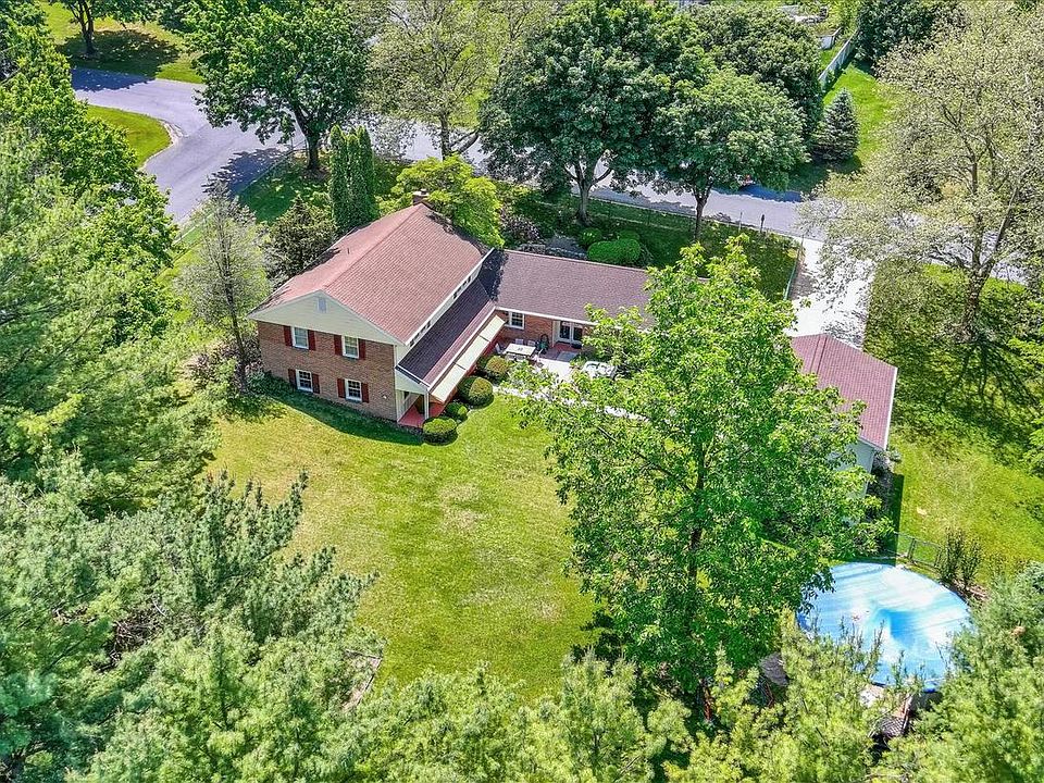 1st image of 10 Fieldstone Dr