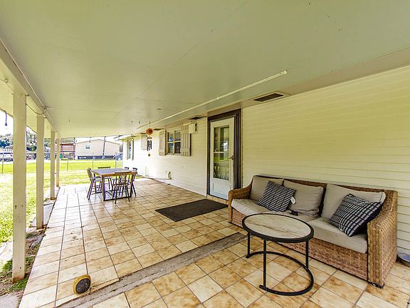 3rd image of 209 Cherry Dr