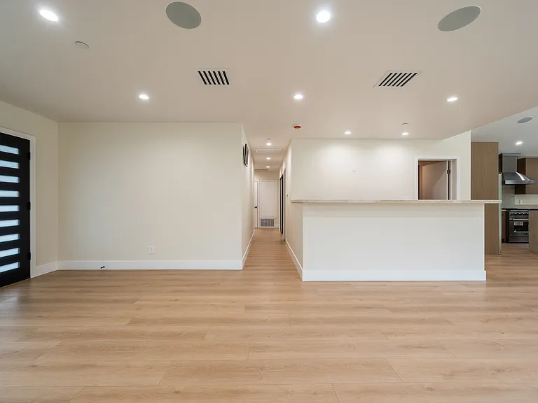 17106 Gault St — Photo 3