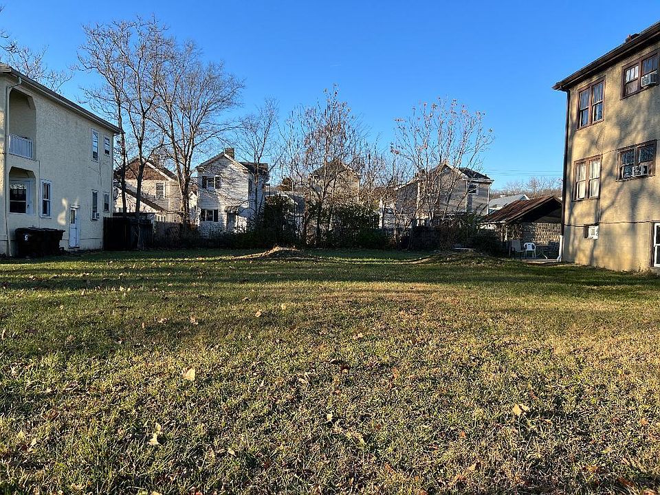 2nd image of 320 W 35th St