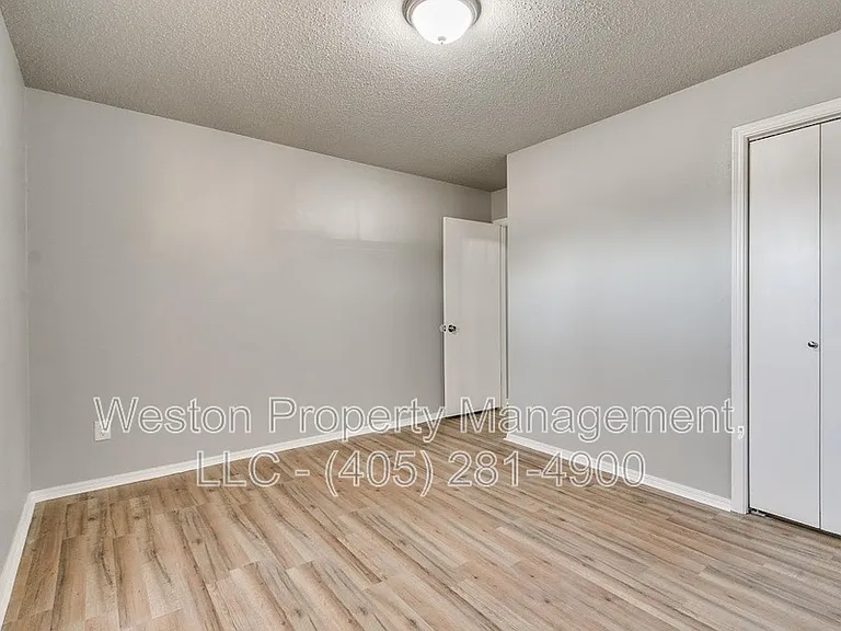 1011 Crown Dr — Photo 28