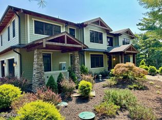 111 Woodale Dr, Hawley, PA 18428