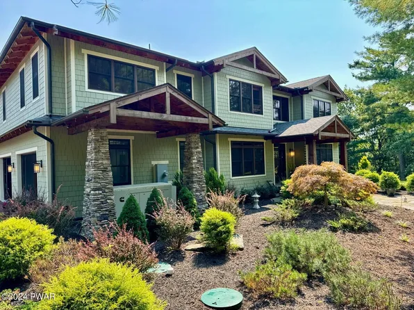 111 Woodale Dr, Hawley, PA 18428