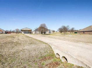 129 Lost Oak Dr, Azle, TX 76020