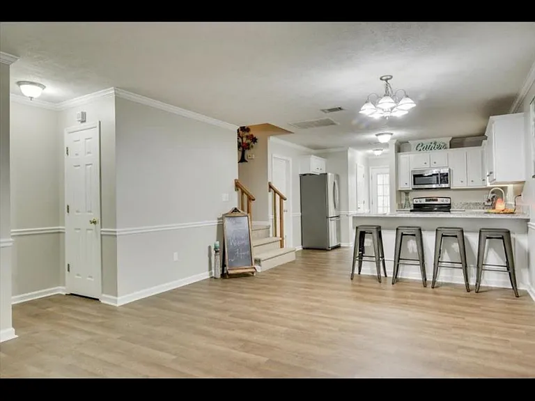 616 Goodale Ln — Photo 3