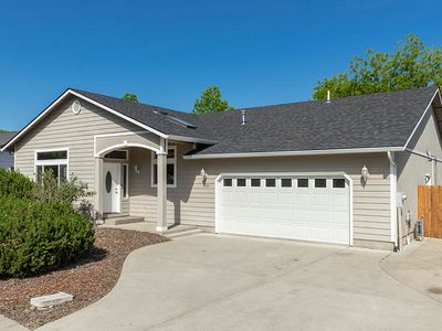 1706 Blue Moon Ln, Grants Pass, OR, 97527