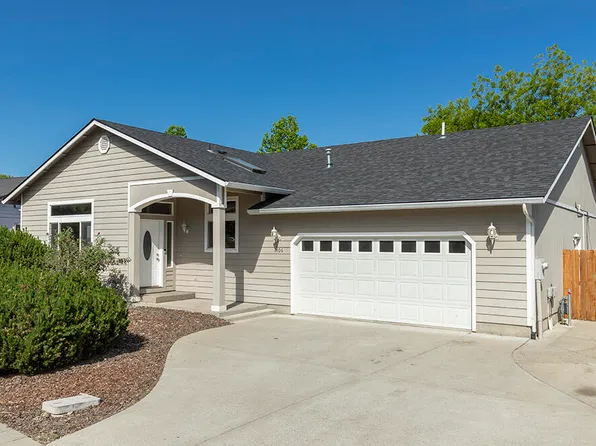 1706 Blue Moon Ln, Grants Pass, OR 97527