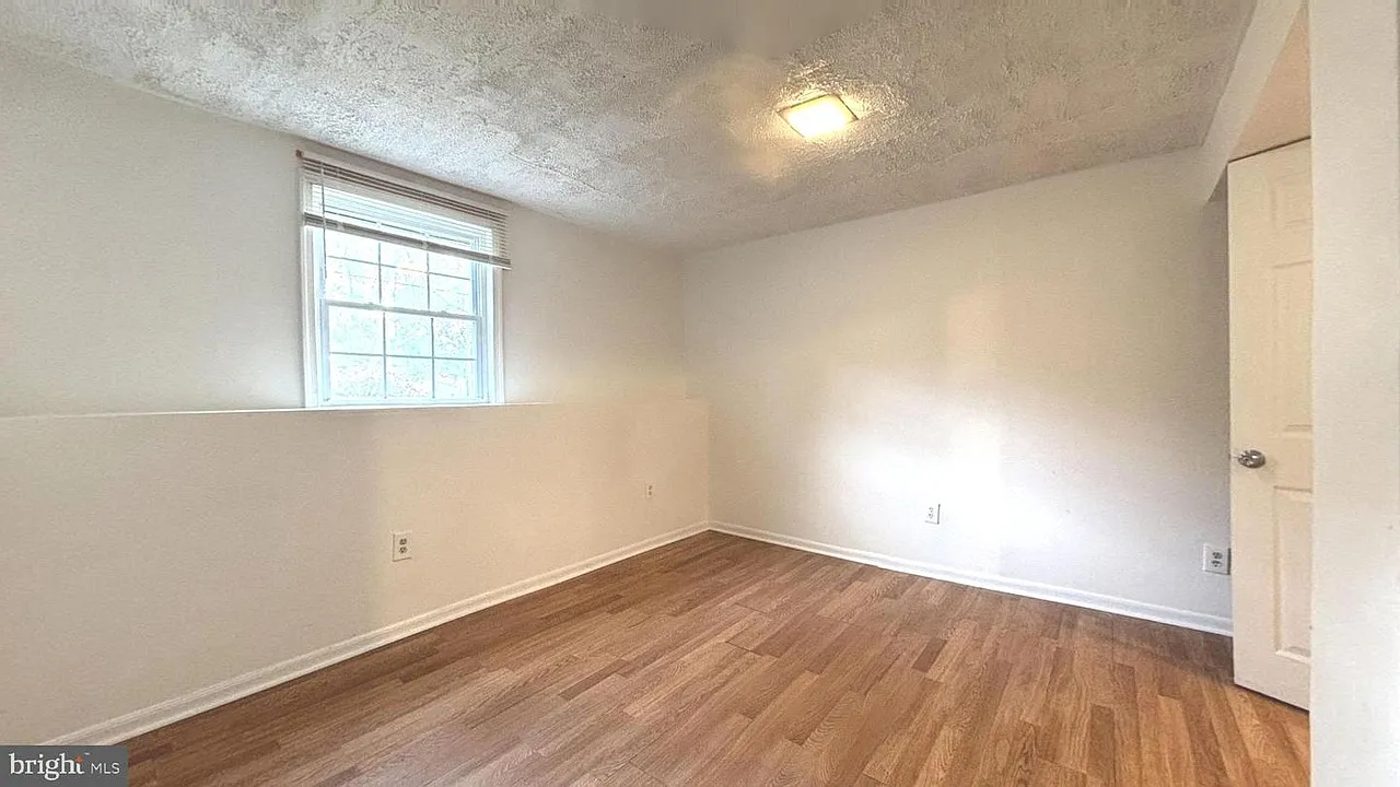 5 bed, 1860 sqft, $4,499 — Photo 2