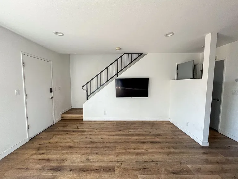 110 S Eucalyptus Ave — Photo 9