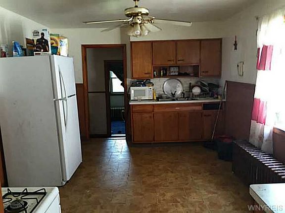 4th image of 205 Center St