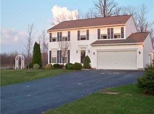 6815 Erica Ln, Lockport, NY 14094