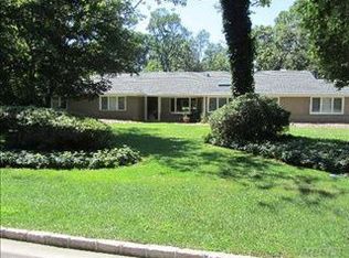 24 Sycamore Dr, Port Washington, NY 11050