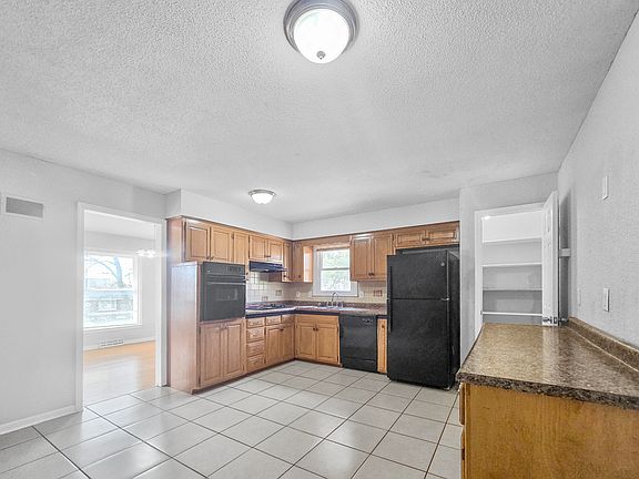4th image of 10735 White Ave