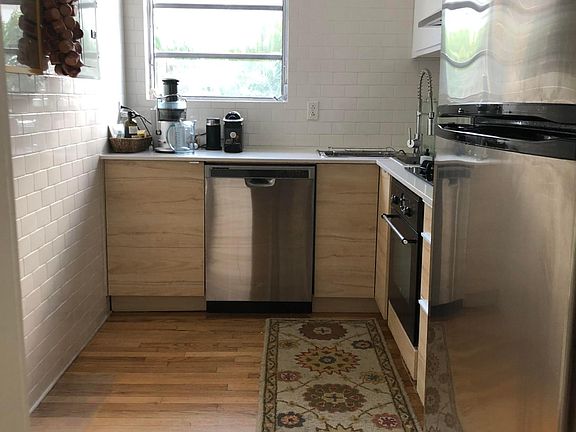 4th image of 1130 Venetian Way