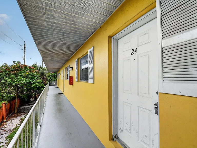 1505 Crescent Cir #B24 — Photo 9