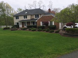 10 Peachtree Ln, Manalapan, NJ 07726