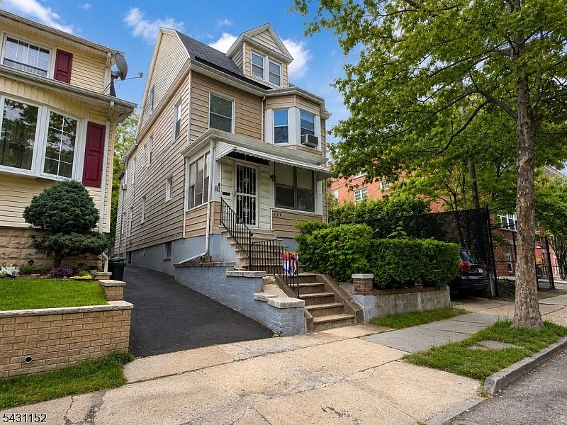 1st image of 208 Duane St