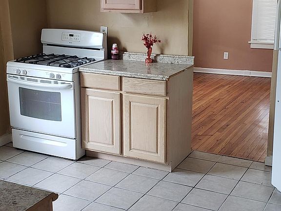 3rd image of 3906 Beachwood Ave