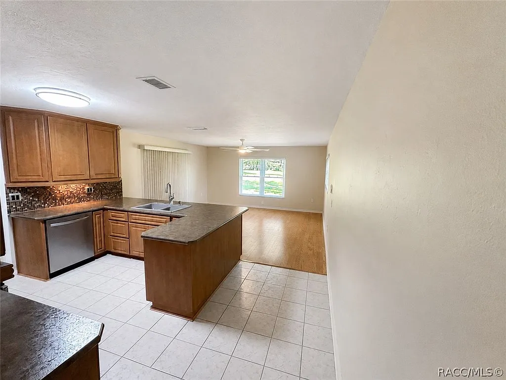 3 bed, 2.0 bath, 1779 sqft, $2,500 — Photo 3
