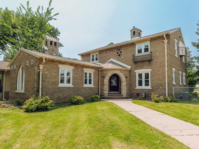 8400 Ravenswood CIRCLE, Wauwatosa, WI, 53226
