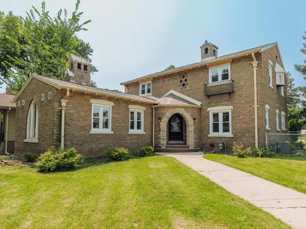 8400 Ravenswood CIRCLE, Wauwatosa, WI 53226