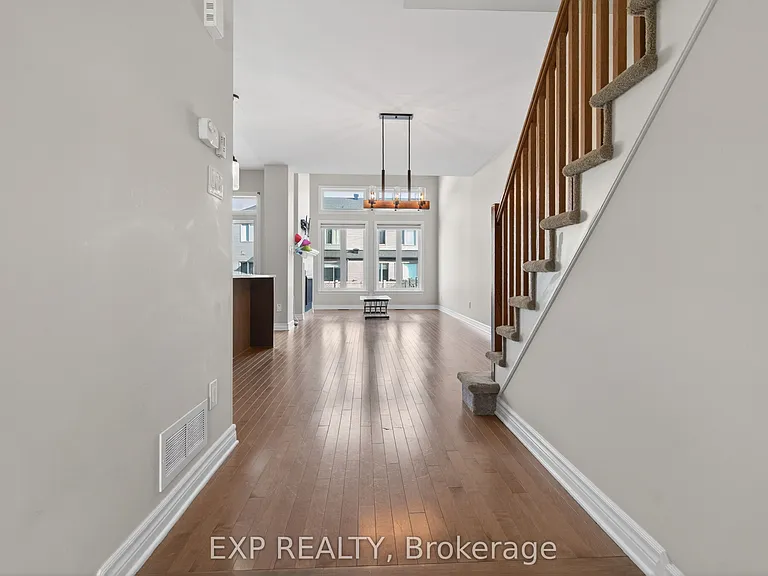 322 Rainrock Cres — Photo 4