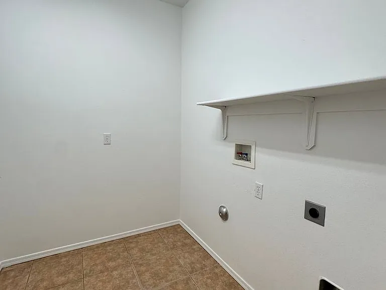 2772 Broadmoor Dr — Photo 29