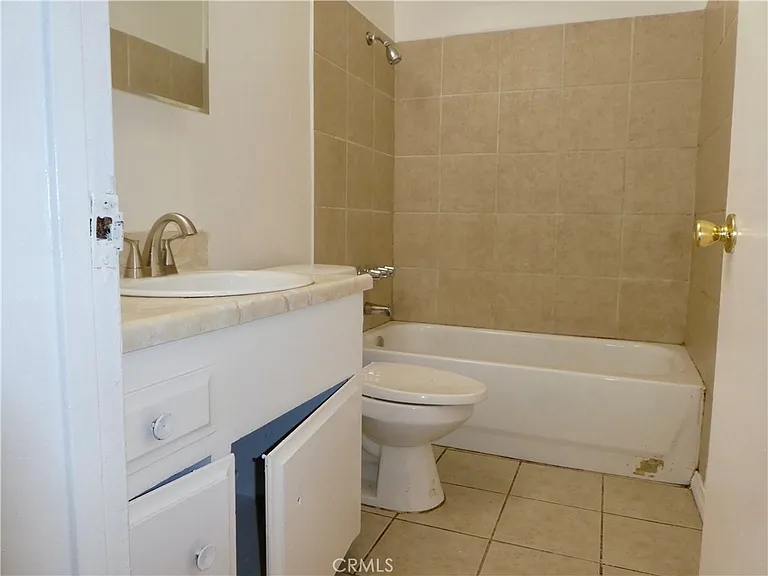 966 W Pine St — Photo 16
