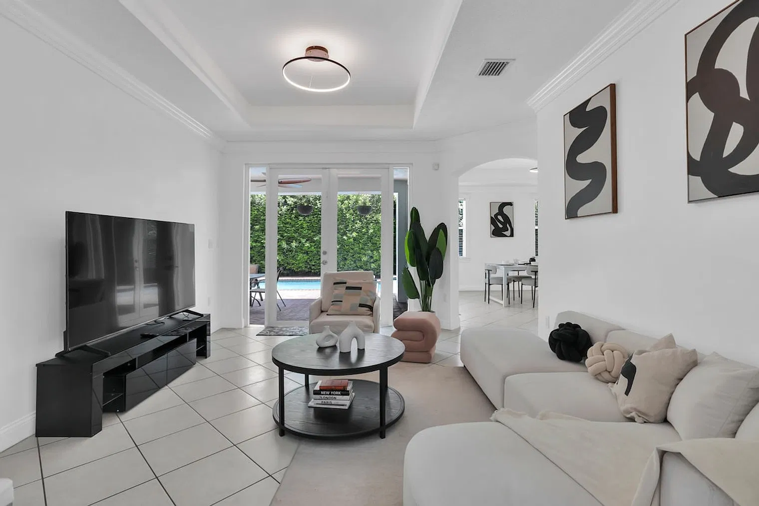 4 bed, 2.0 bath, 2540 sqft, $9,375 — Photo 3
