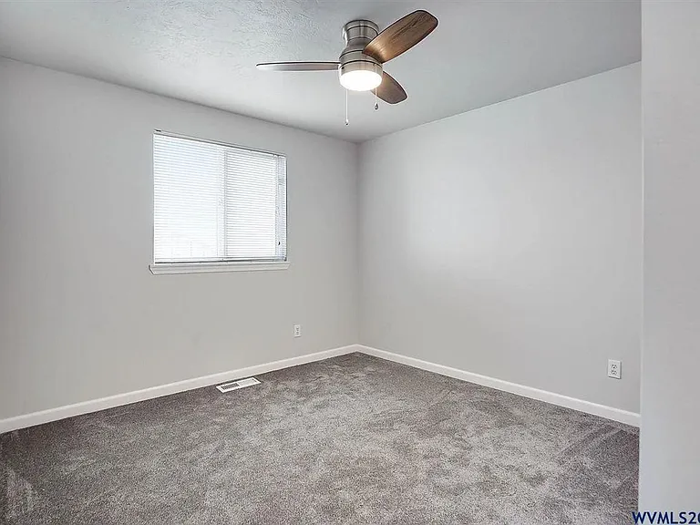 1052 Ginger Ave SE — Photo 8