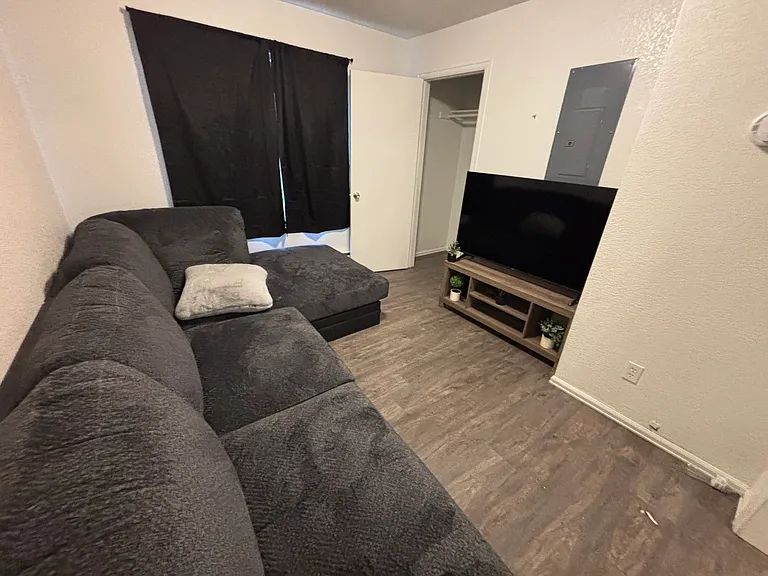 1711 Oakshire Ln #B — Photo 6