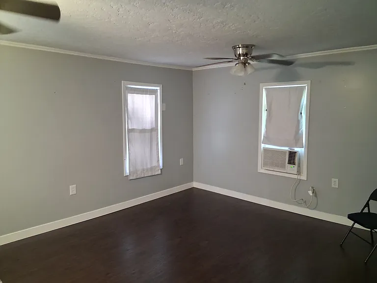 160 Thompson Ln — Photo 2