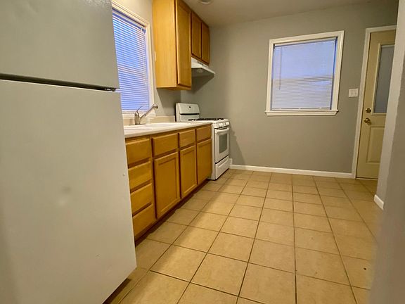 3rd image of 901 Cleary Ave