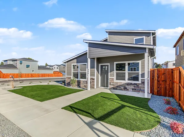 944 Honey Bee St, Medford, OR 97501