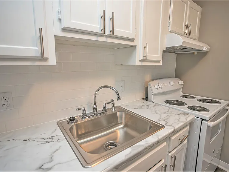 4 Gateway — Photo 1