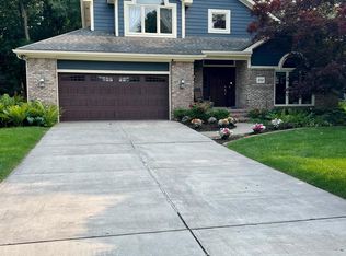 6707 Heatherwood Dr, West Bloomfield, MI 48324