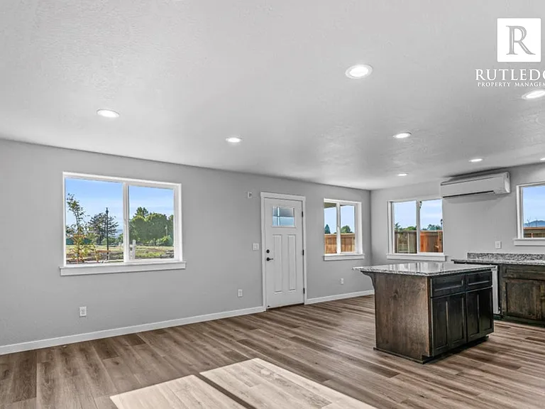1105 Annalise St — Photo 2
