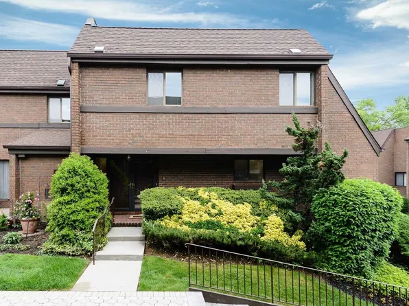 2 Chestnut Hl, Roslyn, NY 11576