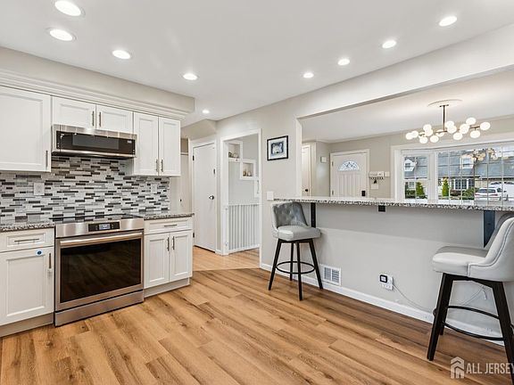 5th image of 32 Tanglewood Ln