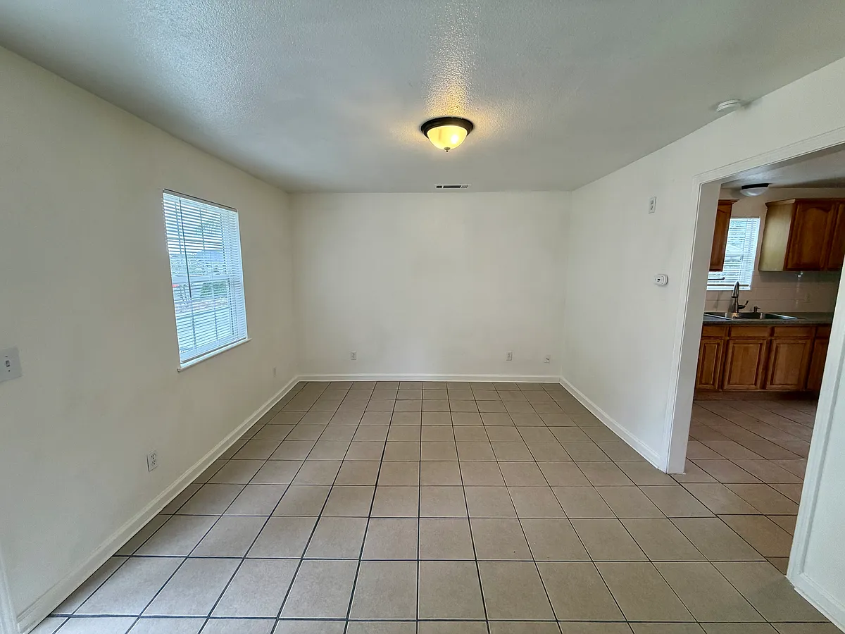 Building Photo - 751 Angelus St