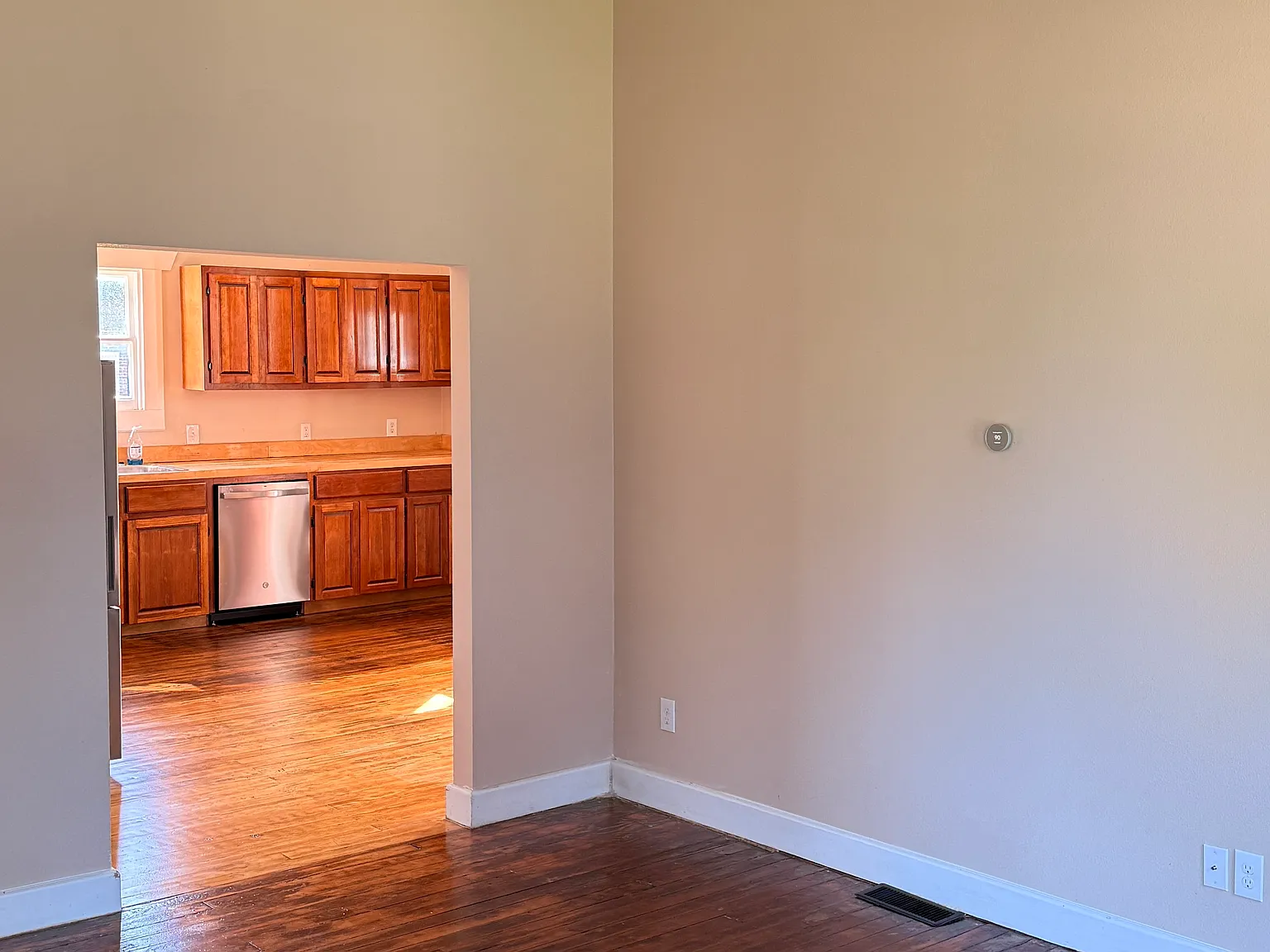 1 bed, 900 sqft, $1,100 — Photo 3