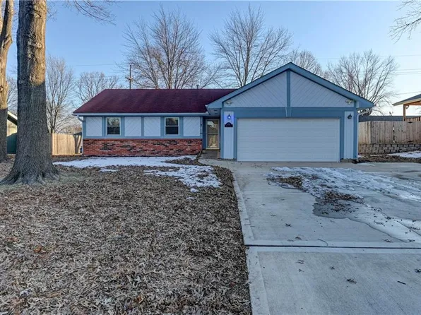 8701 Brenda Ln, Liberty, MO 64068