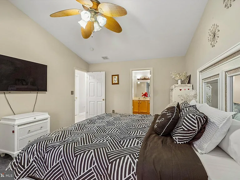 390 Auburn Ct — Photo 11