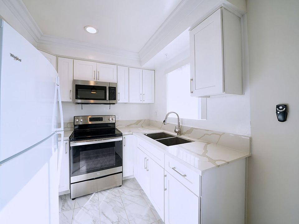 1st image of 10839 Morrison St APT 15