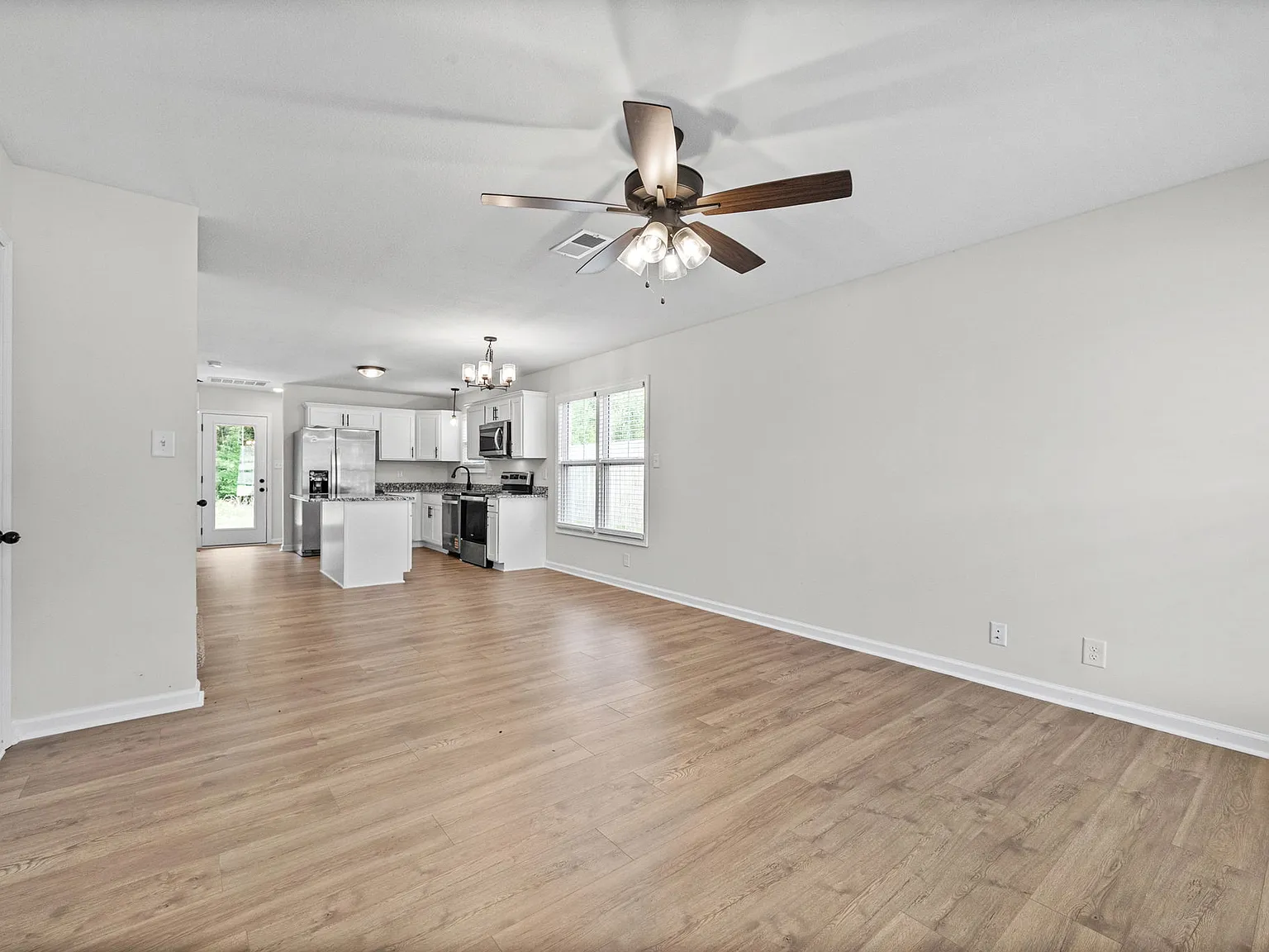 3 bed, 2.5 bath, 1353 sqft, $1,750 — Photo 4