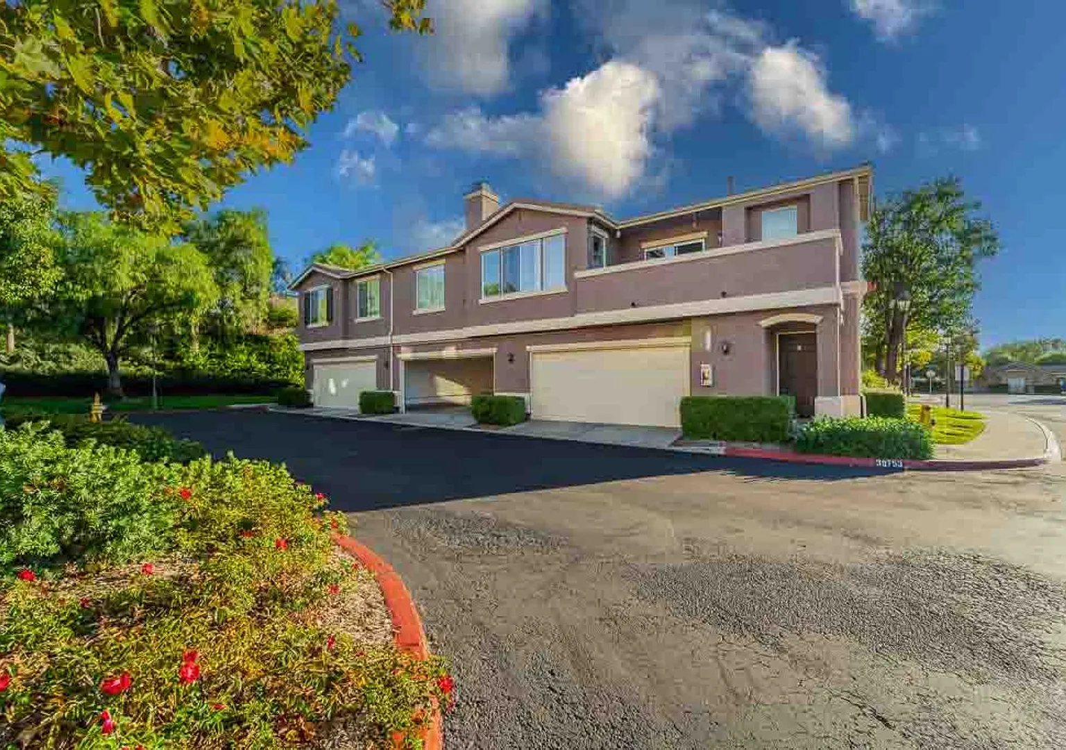 Gorgeous Town Home- Gated community- Pool — Photo 4