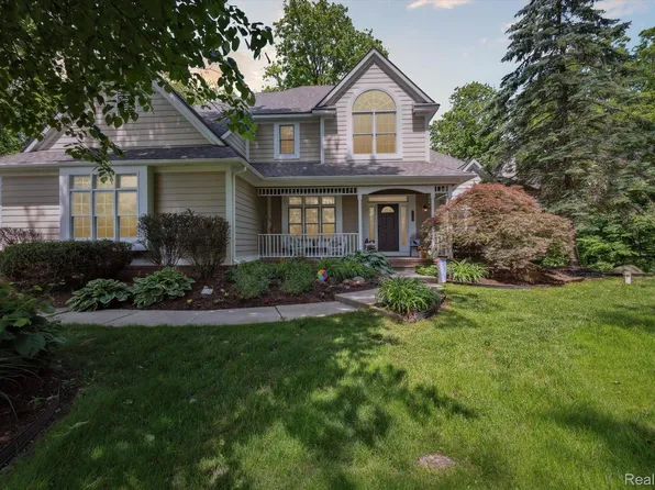 7523 Mistwood Dr, White Lake, MI 48383
