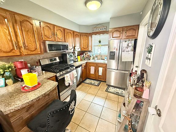 3rd image of 605 Shaw Ave