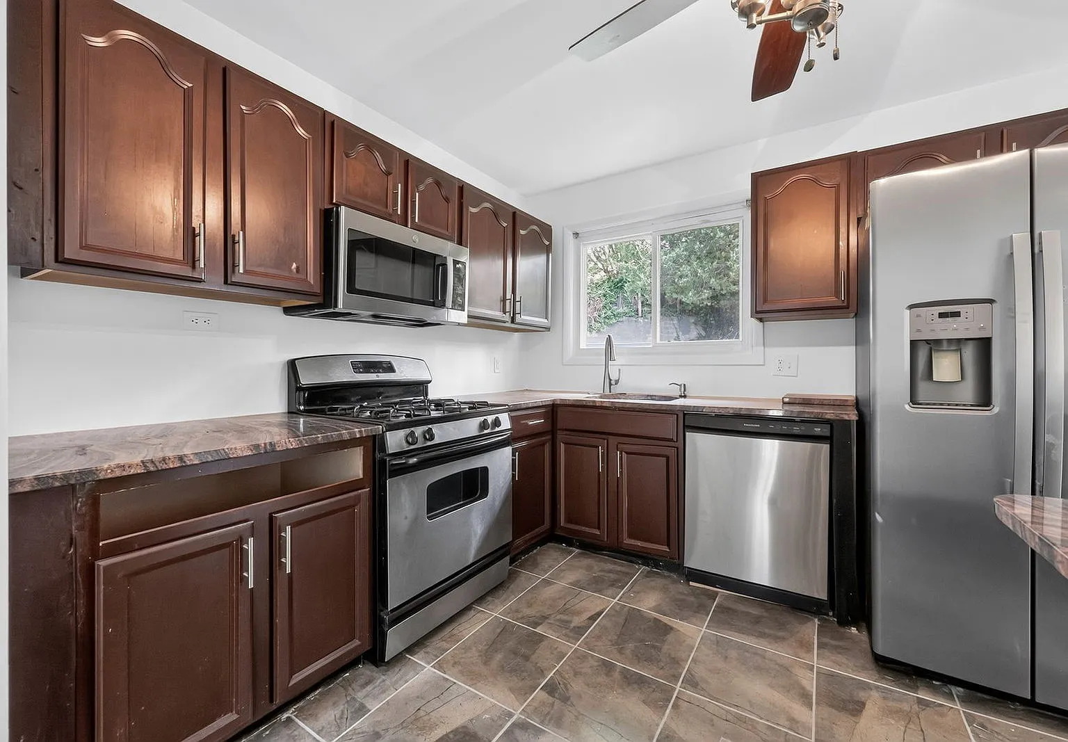 5 bed, 2.0 bath, 1135 sqft, $3,500 — Photo 2