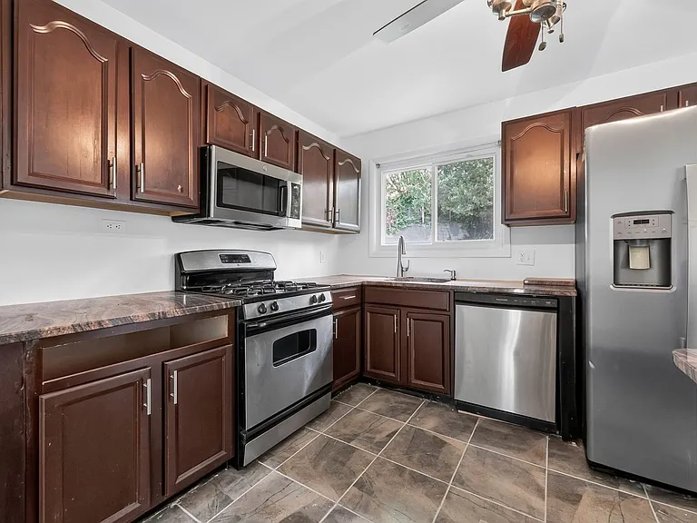 1700 Jarvis Ave — Photo 3